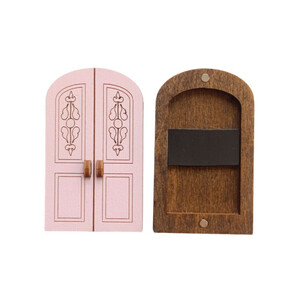 Borduurblad productfoto Naaldendoosje met magneetstrip ‘Pink Door’